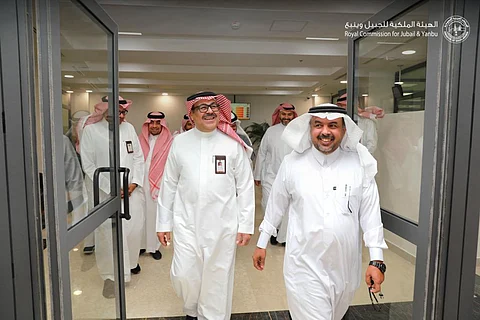 الرئيس التنفيذي للهيئة الملكية بينبع يتفقد مركز الخدمات الحكومية الشامل