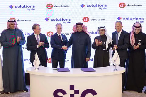 solutions by stc" توقع مذكرة تفاهم مع Devoteam Group العالمية