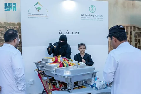 إقبال متزايد على سوق العسل والمنتجات المدينية بجادة قباء