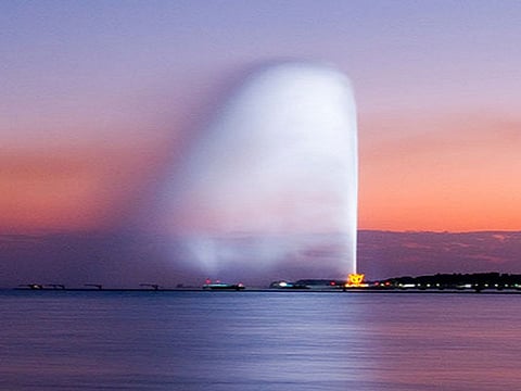 مشاهد ساحرة لقرص شمس الغروب في أحضان نافورة جدة