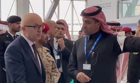 نائب وزير الدفاع التركي يتفقد المركبة السعودية المصفحة بمعرض الدفاع