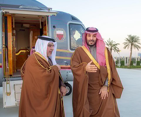 ولي عهد البحرين يصل الرياض والأمير محمد بن سلمان في مقدمة مستقبليه