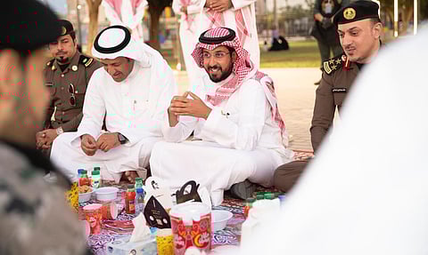 محافظ الخرج يشارك رجال الأمن وجبة الإفطار في الميدان