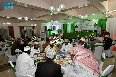 «الشؤون الإسلامية» تدشّن هدية خادم الحرمين لتوزيع التمور وإفطار الصائمين في كينيا