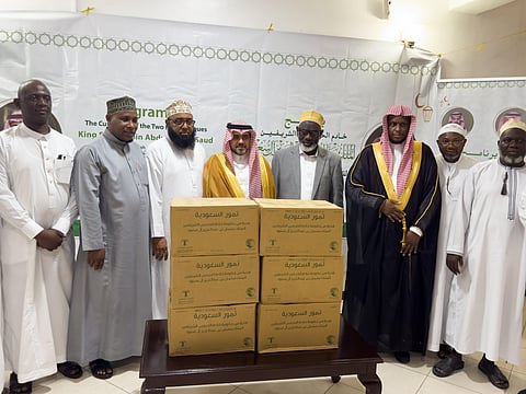 وزارة الشؤون الإسلامية تدشّن برنامجي خادم الحرمين لتوزيع التمور وإفطار الصائمين بتنزانيا