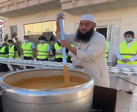 مواطن من الرس يقدم الفول والخبز مجانا طوال شهر رمضان