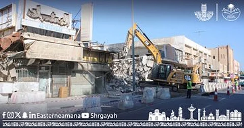 إزالة مبنيين مهجورين وآيلين للسقوط بوسط مدينة الدمام