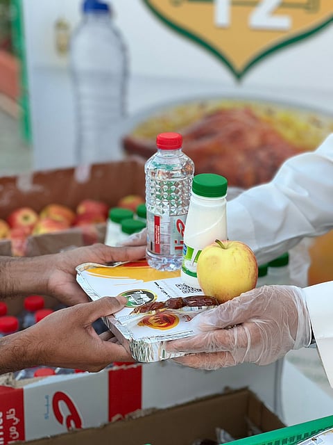 جانب من توزيع وجبات الإفطار