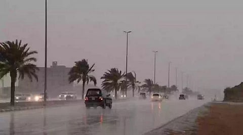 القيادة الآمنة أثناء المطر