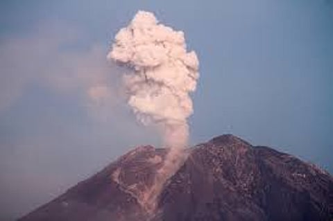 إندونيسيا تصدر تحذيرًا من تسونامي بعد ثوران بركان روانج