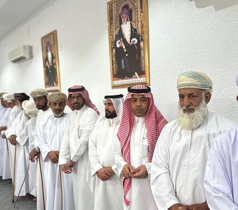 أعضاء سفارة المملكة بعمان يقدمون واجب العزاء