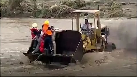 سعودي ينقذ 4 أشخاص علقوا في وادي الجعبة