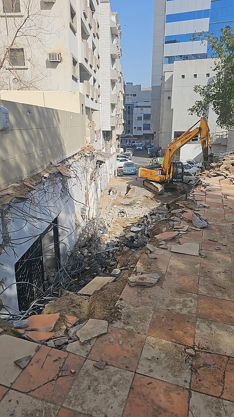 إزالة تعدٍ على شارع بحي العزيزية