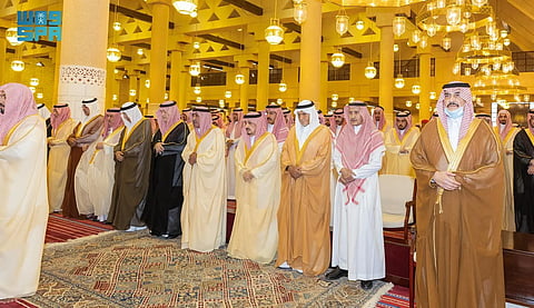 أمير الرياض يؤدي صلاة الميت على الأمير بدر بن عبدالمحسن بن عبدالعزيز