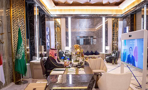 ولي العهد  ورئيس وزراء اليابان يستعرضان العلاقات المتميزة بين البلدين وفرص تطويرها