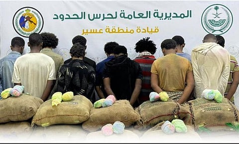 القبض على 12 مخالفًا لنظام أمن الحدود بعسير لتهريبهم 264 كيلوجرامًا من القات