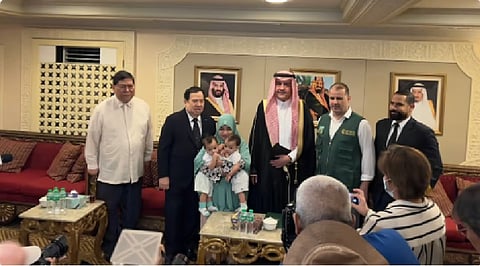 وصول التوأم السيامي الفلبيني «عائشة وأكيزا» وعائلتهم إلى المملكة