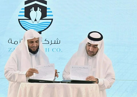 «الزمازمة» توقع مذكرة تفاهم لتوفير مياه زمزم في مخيمات حجاج الداخل