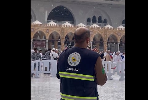 ابتهالات ودعاء رجل أمن أمام الكعبة