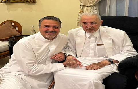 الأمير بندر بن خالد ينشر صورة مع والده
