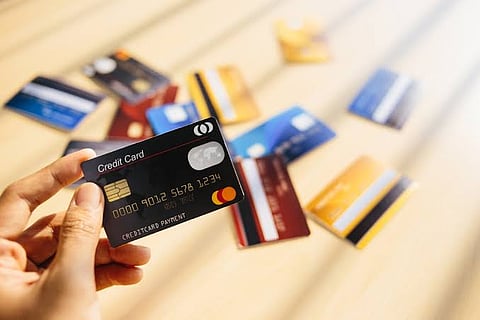 مختص: بطاقة الائتمان أداة مالية خطرة تشجع على الشراء المفرط