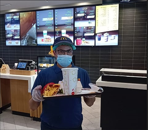 يتفانى في عمله ويحظى بـ«محبة الجميع» في فرع «ماكدونالدز».. ثامر بن تركي العتيبي بطل من «نوعية خاصة»