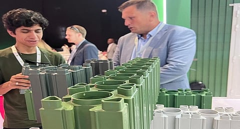 معرض البناء المستدام يشهد تقنية بناء المنازل والمدارس من البلوك البلاستيكي