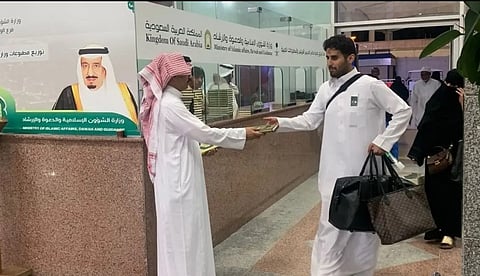 الشؤون الإسلامية توزع المصاحف الشريفة على الحجاج المغادرين