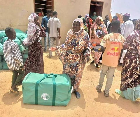 «سلمان للإغاثة» يوزع 535 حقيبة إيوائية في محلية جنوب الجزيرة بالسودان