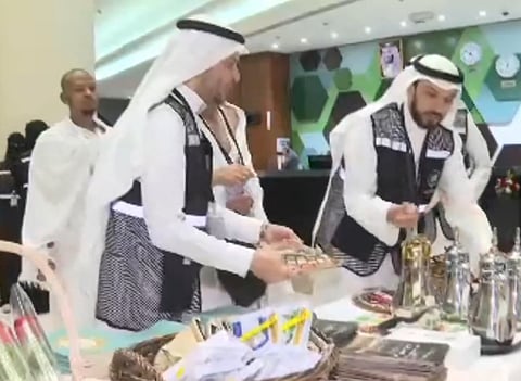 عائلة سعودية يتطوعون بالكامل لخدمة ضيوف الرحمن