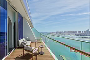 اغمر نفسك في نعيم الصيف.. ابتعد عن المعتاد واصنع ذكريات صيفية استثنائية في فندق رافلز وفيرمونت الدوحة