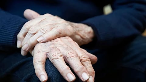 تيبس وتصلب العضلات.. تعرف على أعراض الشلل الرعاش
