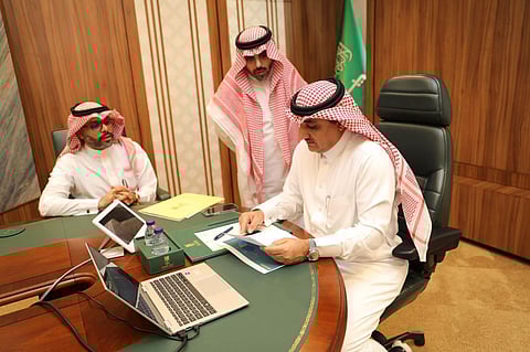 ترقية 172 موظفًا بأمانة الأحساء