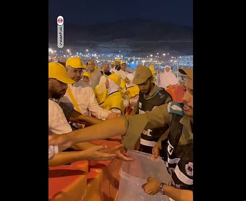 رجال أمن يوزعون المياه على ضيوف الرحمن في مشعر منى (فيديو)