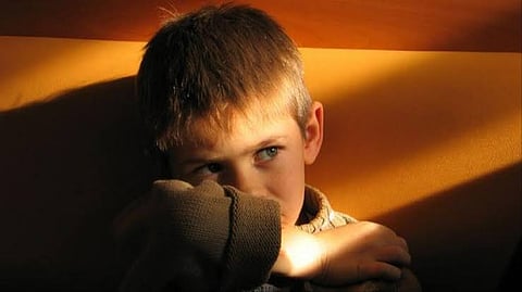 أخصائي نفسي: مشاهدة الطفل مقاطع مخيفة تسبب اضطرابات سلوكية وعدم ثقة بالنفس