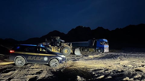 ضبط 8 مخالفين لنظام البيئة لاستغلالهم الرواسب بتبوك