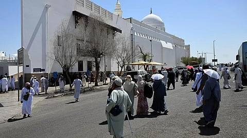مسجد القبلتين التاريخي بالمدينة المنورة يشهد مئات الزائرين يومياً للصلاة فيه