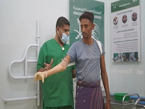 بعد تعرضه لحادث مروع.. «سلمان للإغاثة» يعيد الحياة لشاب يمني بتركيب طرف صناعي