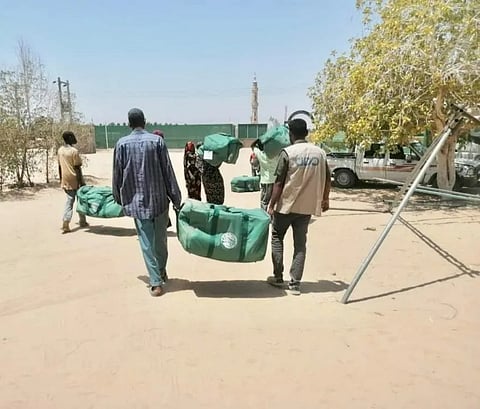 «سلمان للإغاثة» يوزع 600 حقيبة إيوائية في محلية البرقيق بالولاية الشمالية بالسودان