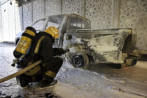 الدفاع المدني يخمد حريقًا في مركبة