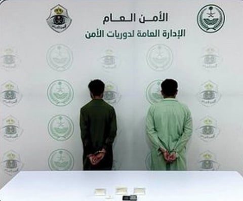 القبض على مقيمين لترويجهما مادة الميثامفيتامين المخدر بجازان