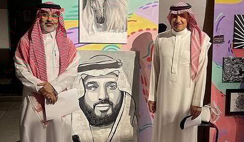 مدير فرع إعلام الشرقية يدشن معرض تشكيلي «أبيض وأسود» بالخبر