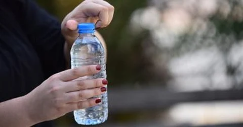 «يضر بضغط الدم».. دراسة تكشف أضرار الشرب من الزجاجات البلاستيكية