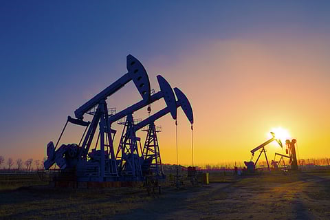 أسعار النفط تواصل ارتفاعها بدعم من التوترات الجيوسياسية والتوقعات الاقتصادية