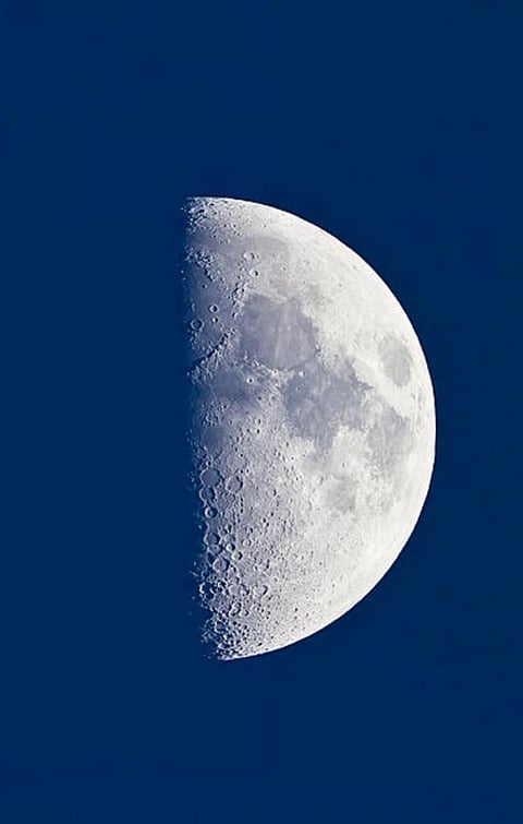 «فلكية جدة»: التربيع الأول لقمر شهر صفر.. اليوم