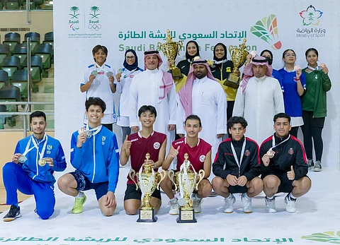 رئيس اتحاد «الريشة الطائرة» يتوج أبطال المملكة لفئتي الشباب والشابات