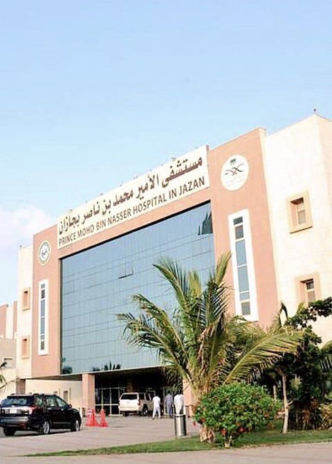 فريق طبي بمستشفى الأمير محمد بن ناصر بجازان ينجح في استئصال ورم بإحدى الكلى بالمنظار الجراحي لمريض أربعيني