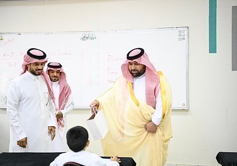 بالصور.. نائب أمير جازان يشهد انطلاقة العام الدراسي الجديد بمدارس المنطقة