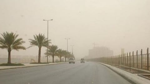 مركز الأرصاد يُنبِّه من عوالق ترابية على العاصمة المقدسة ومحافظة الجموم