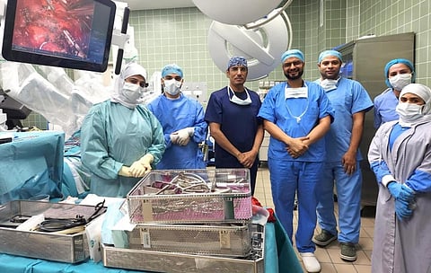 بواسطة الروبوت الجراحي.. فريق طبي سعودي يستأصل الغدة الدرقية بمستشفى الملك فهد الجامعي بالخبر